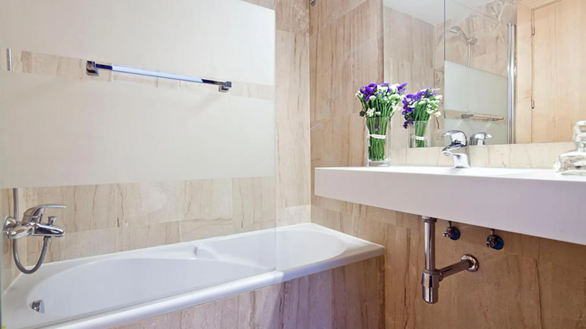 Apartment Barcelona Rentals - Private Pool And Garden Center 0*,  Spain